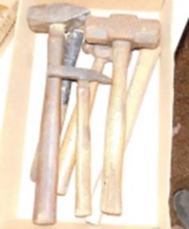 A group of hammers in a box

AI-generated content may be incorrect.