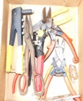 A group of tools in a drawer

AI-generated content may be incorrect.
